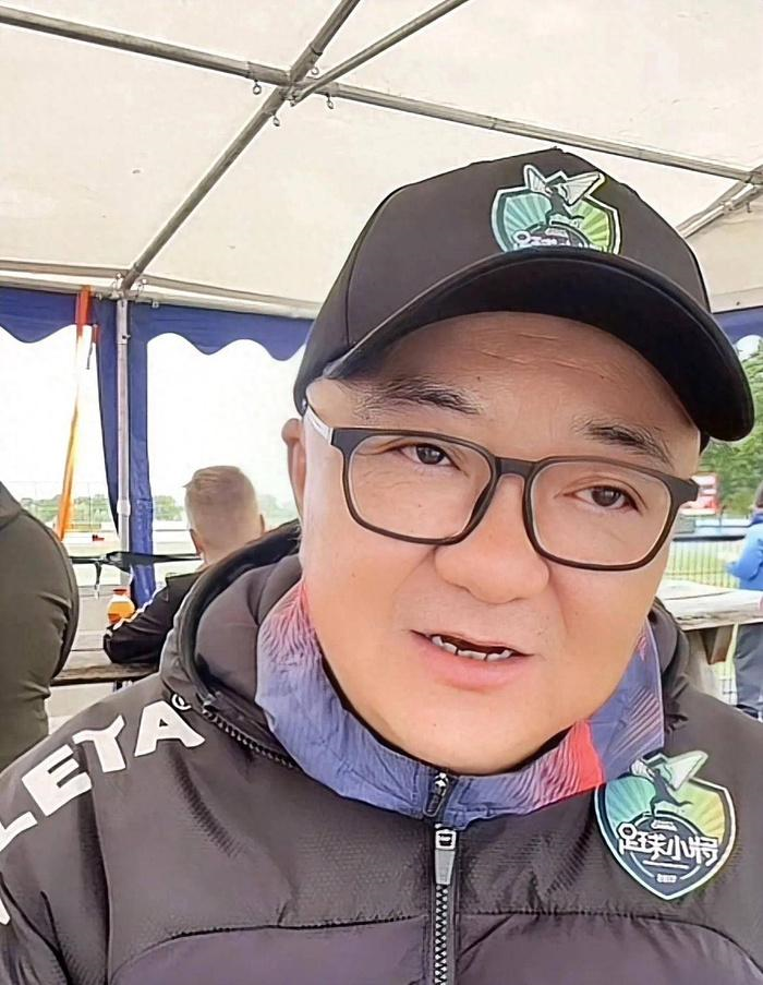 饿了?拉门斯被拍到在比利时替补席啃苹果