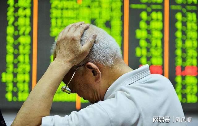哈兰德社媒晒与全场最佳奖杯合照:有些时刻无法用言语形容